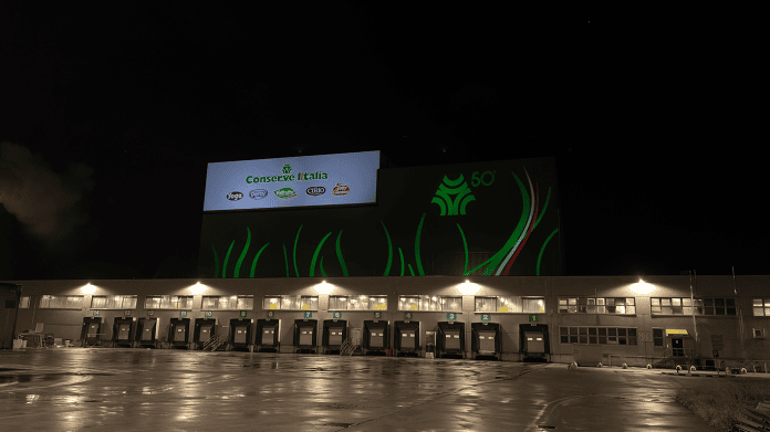 Lo stabilimento di Pomposa illuminato di notte per celebrare il suo 50esimo anniversario (3)